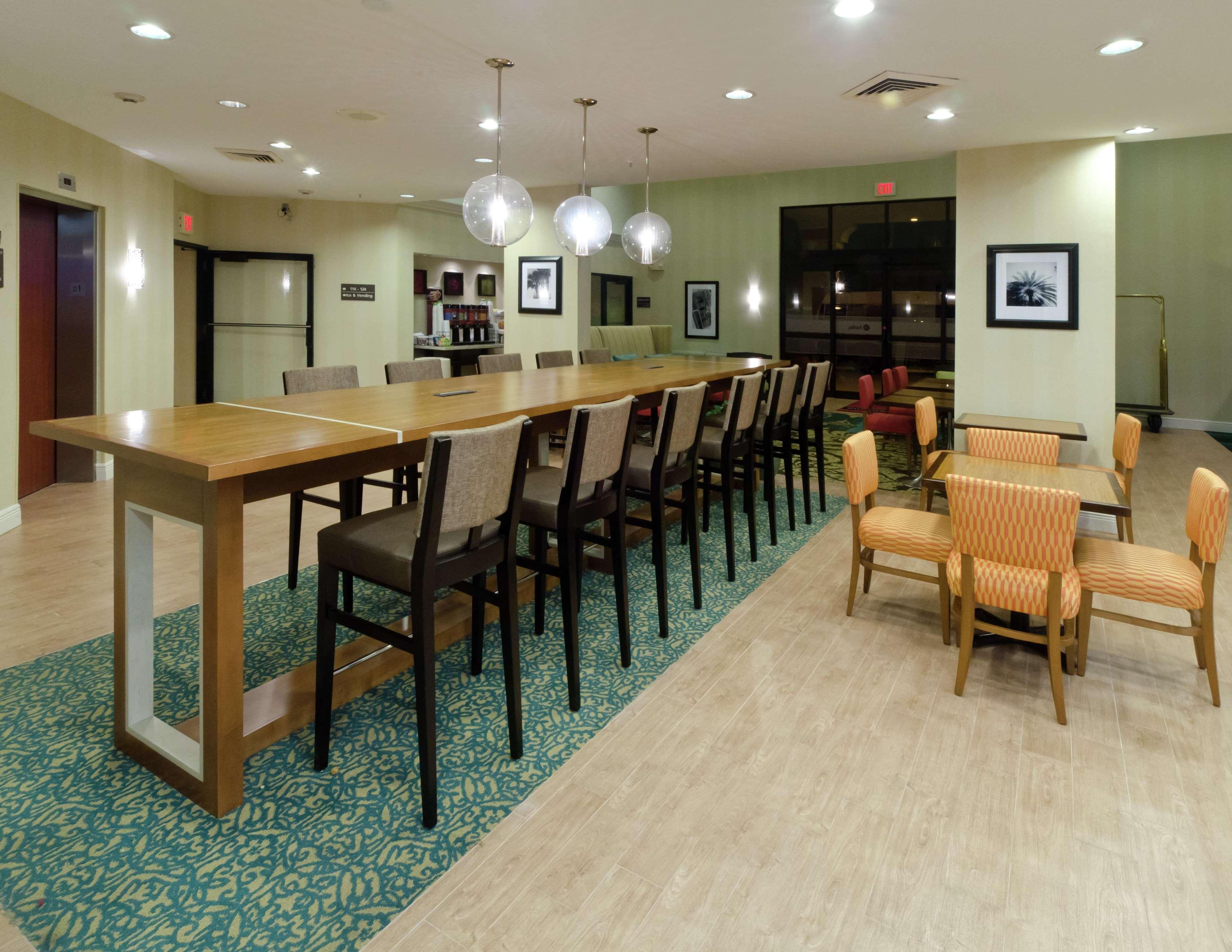 Hampton Inn & Suites Miami-Doral Dolphin Mall Sweetwater Exterior photo